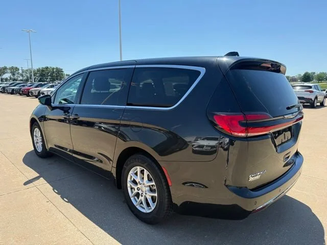Used 2023 Black Chrysler Touring L image 5