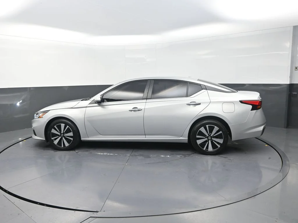 Used 2022 Silver Nissan 2.5 SV image 6