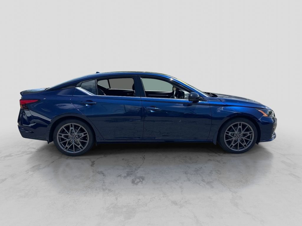 Used 2023 Blue Nissan 2.0 SR image 9