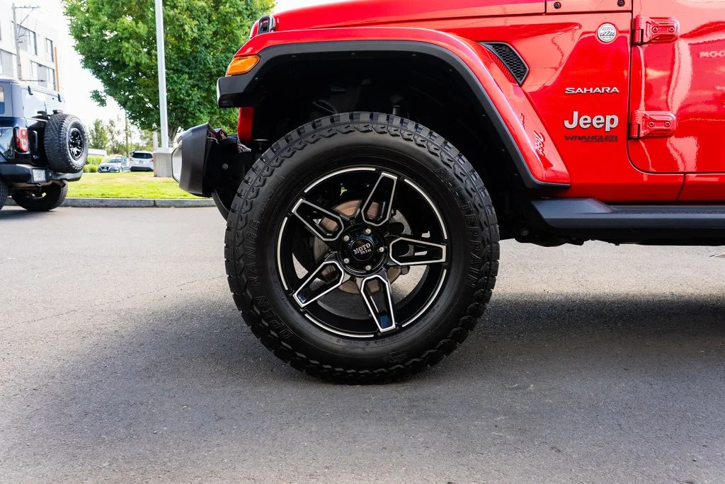 Used 2018 Red Jeep Unlimited Sahara image 7