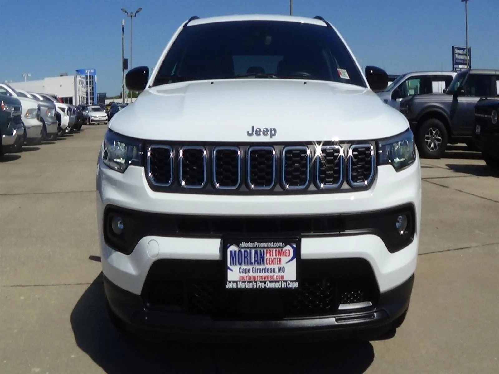 Certified Used 2025 Bright White Clear Coat (pw7) Jeep Latitude image 3