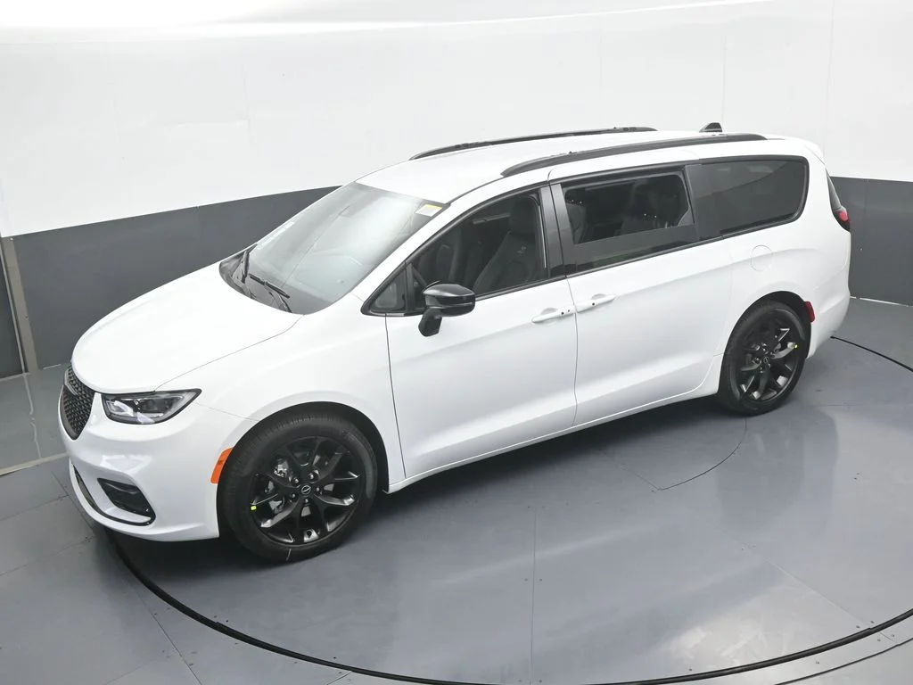 New 2026 Bright White Clear-Coat Exterior Paint Chrysler Select image 46