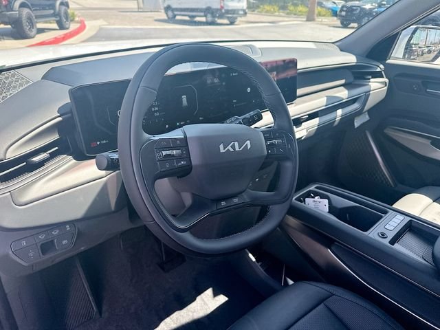 New 2026 Glacial White Kia Wind AWD image 9