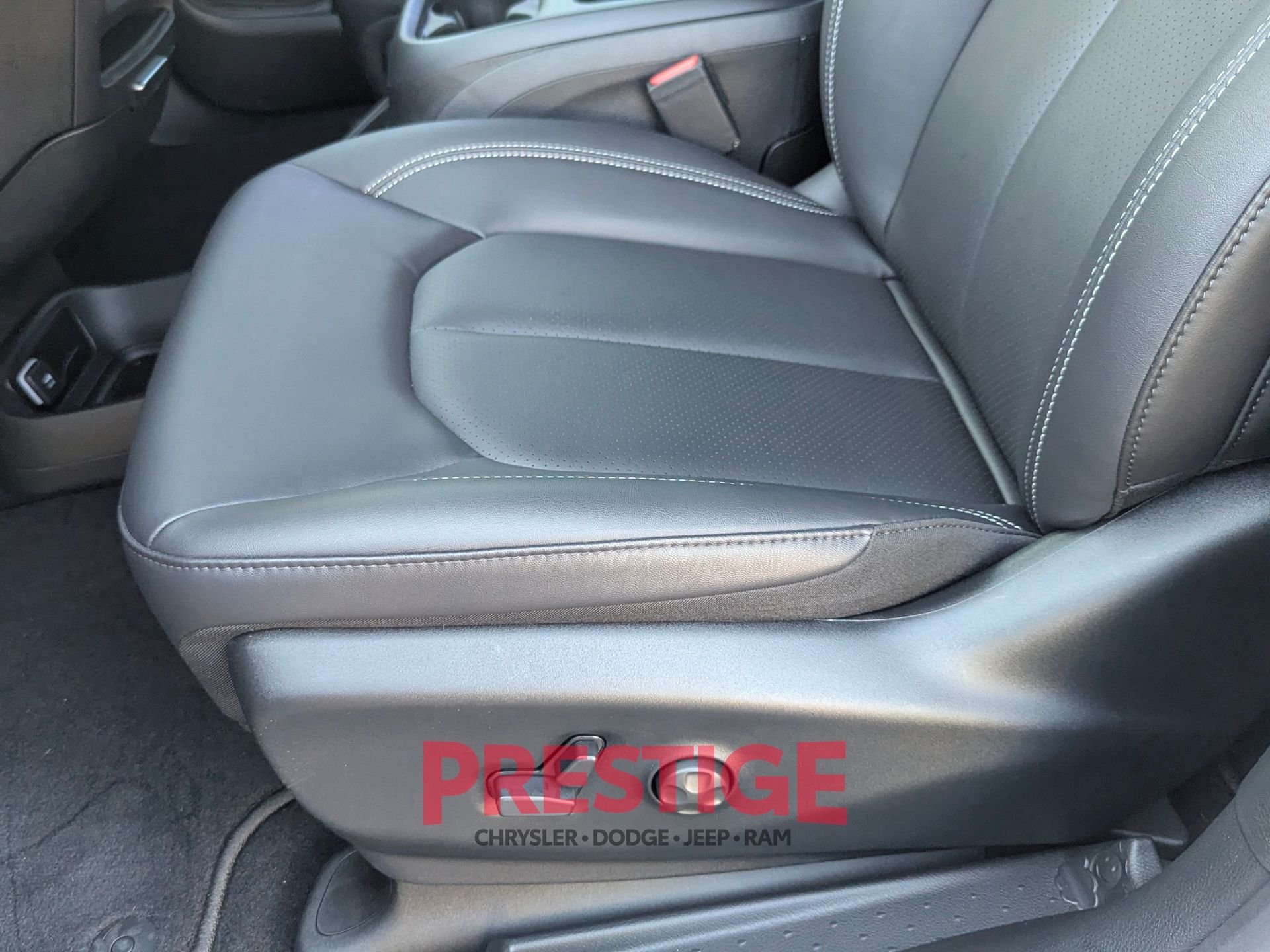 New 2026 Silver Mist Clear-Coat Exterior Paint Chrysler Select image 24