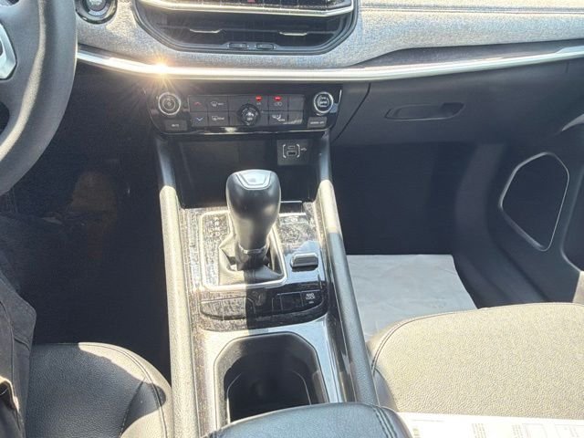 Certified Used 2023 Bright White Clearcoat Jeep Latitude Lux image 18