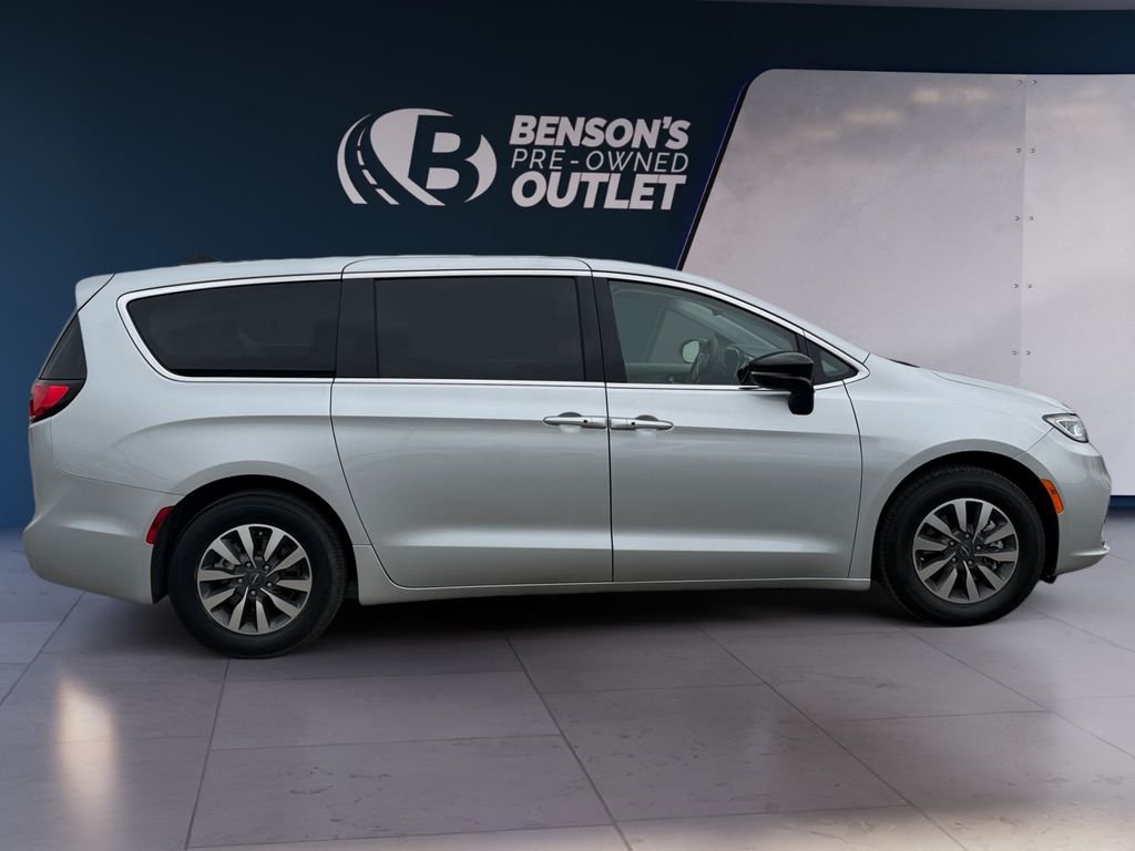 Used 2024 Silver Chrysler Select image 6
