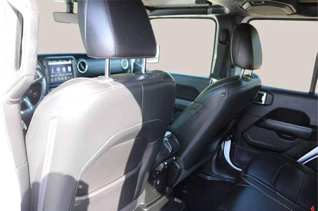 Used 2018 White Jeep Unlimited Sahara image 15