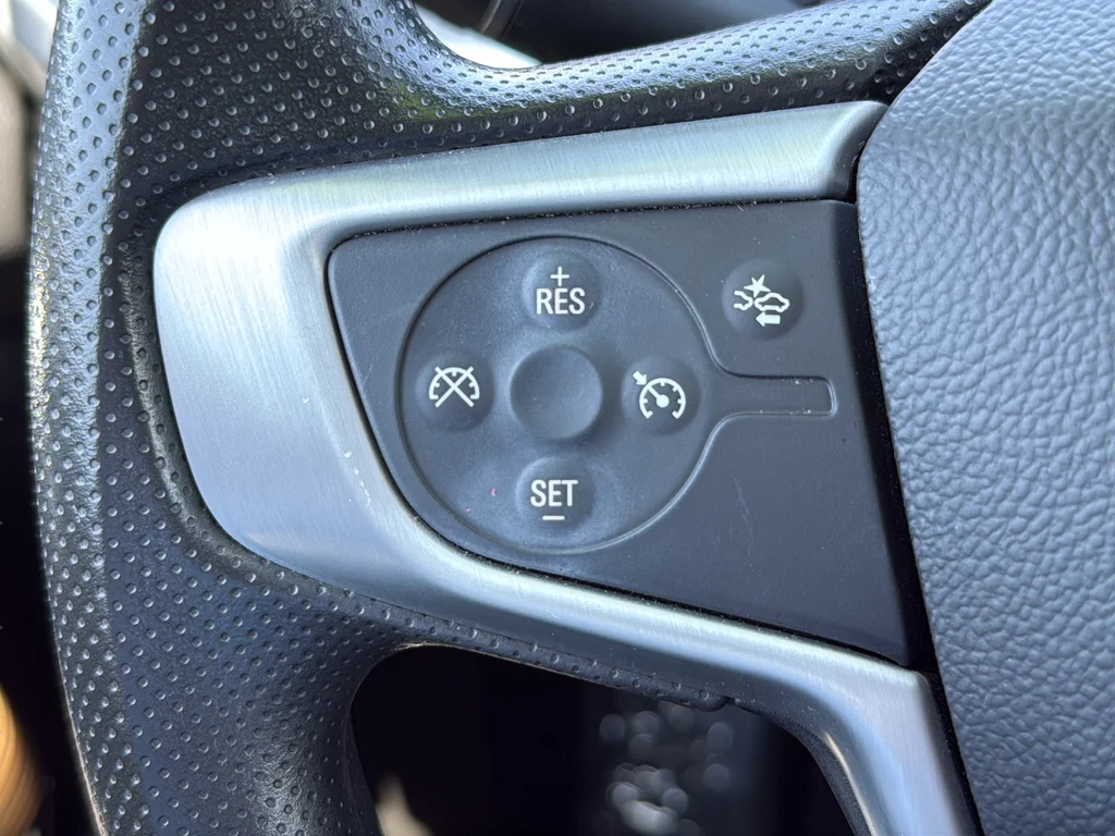 Used 2023 White GMC SLE image 9