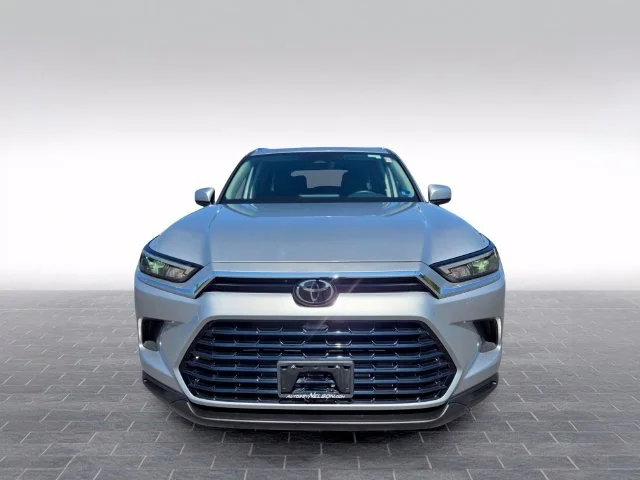 Used 2025 Silver Toyota XLE image 2