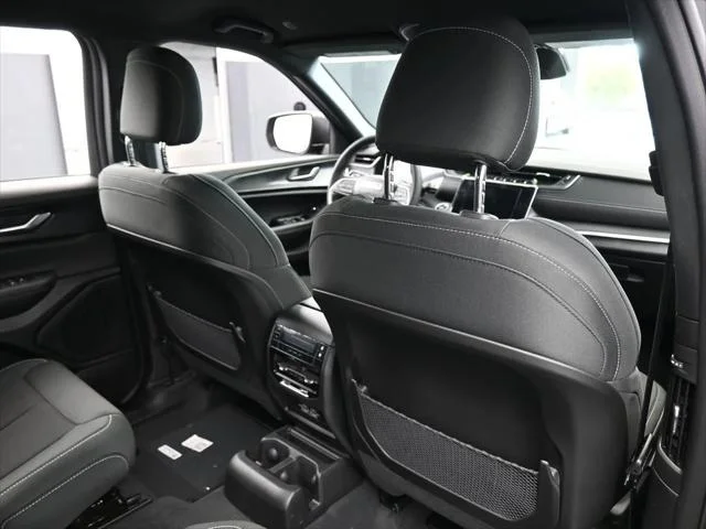 New 2026 Diamond Black Crystal Pearl-Coat Exterior Paint Jeep Laredo image 39