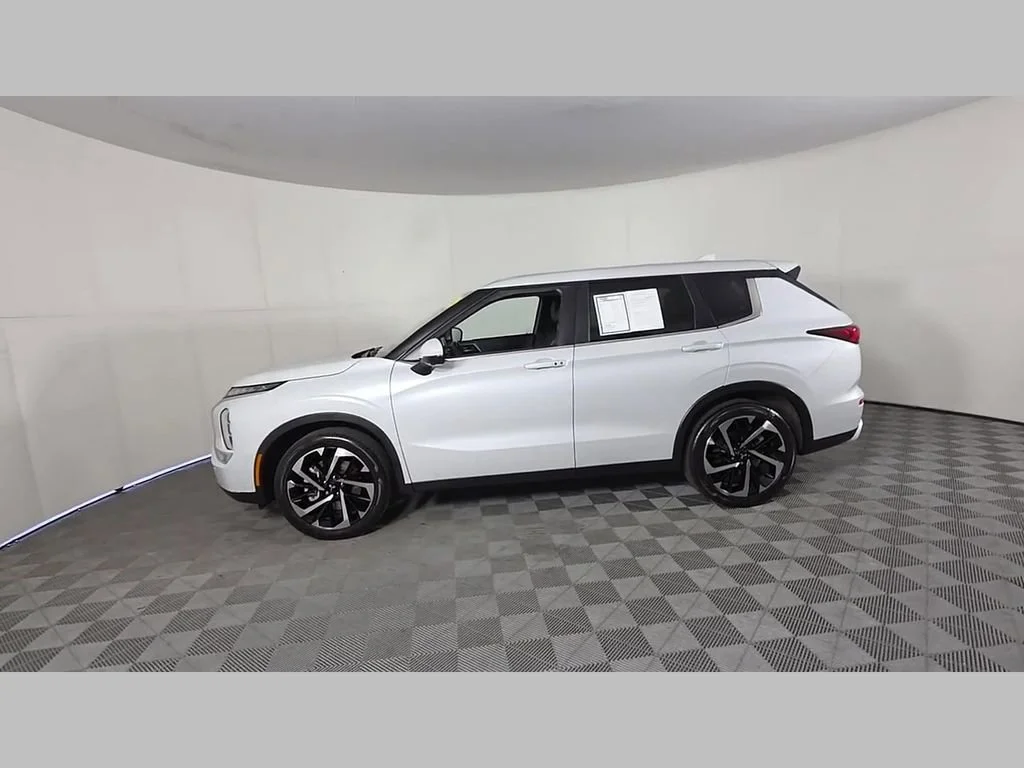 Used 2024 White Mitsubishi SE Black Edition image 53