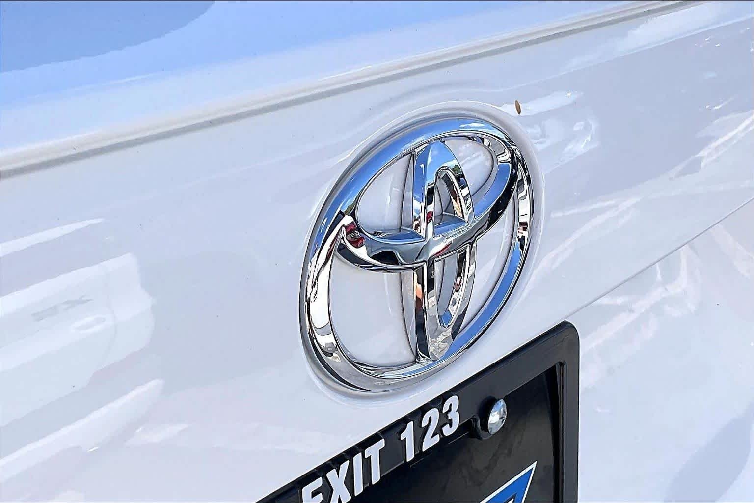Used 2025 Ice Cap Toyota LE image 9