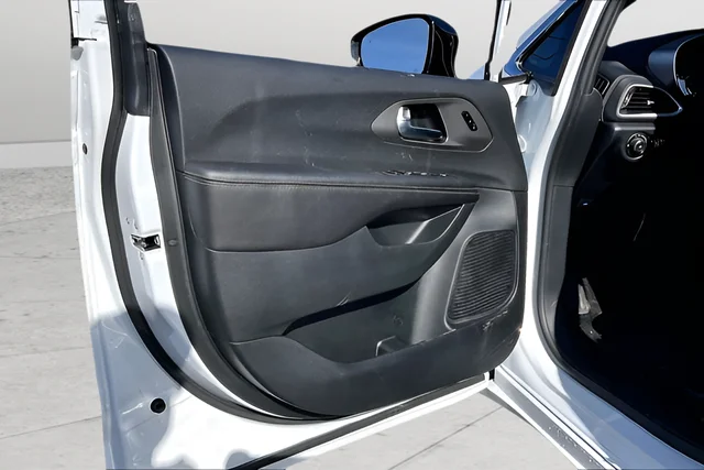 New 2026 Bright White Clear-Coat Exterior Paint Chrysler Select image 12