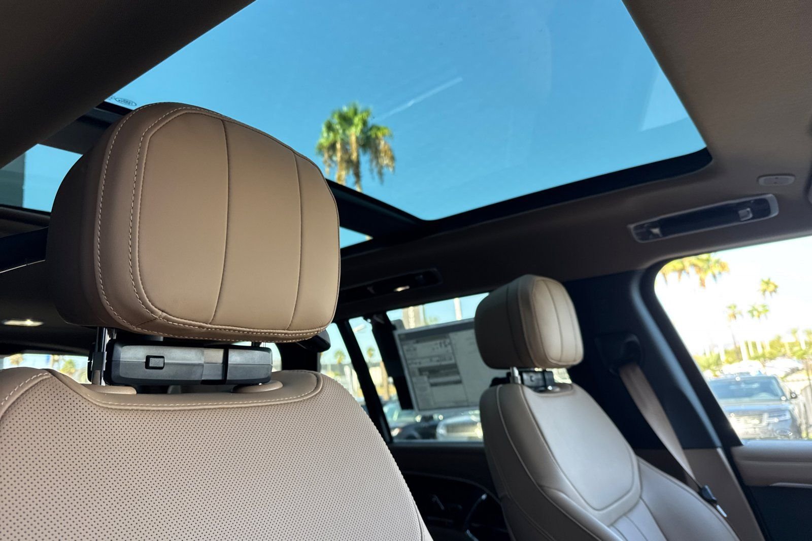 New 2026 Santorini Black Land Rover SE image 18