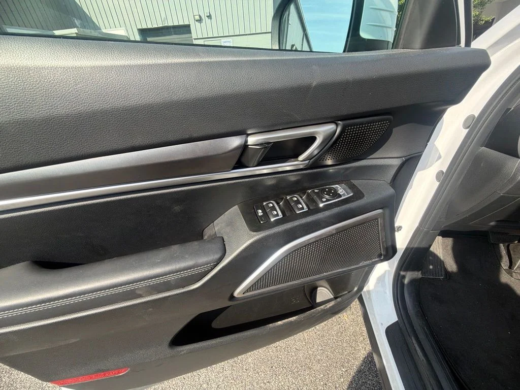 Used 2025 White Kia S image 16