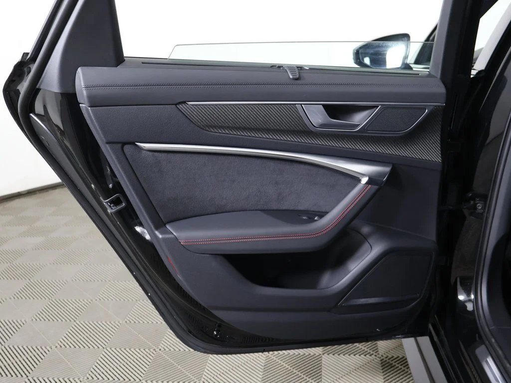 Used 2025 Mythos Black Metallic Audi 4.0T image 28