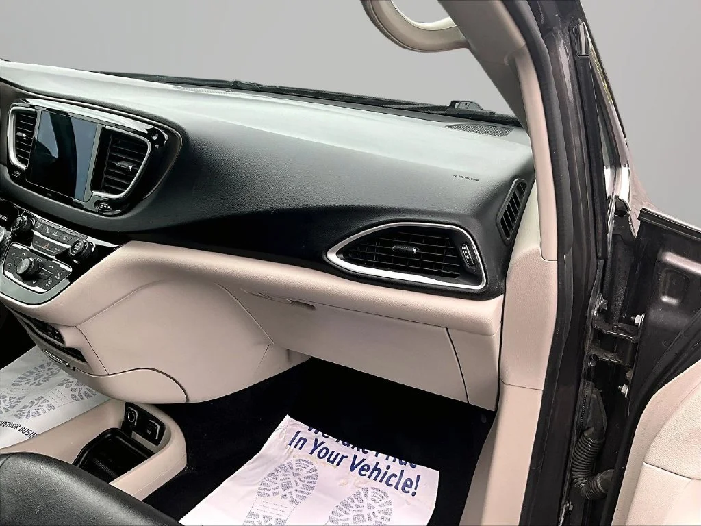 Used 2019 Gray Chrysler Touring L image 16