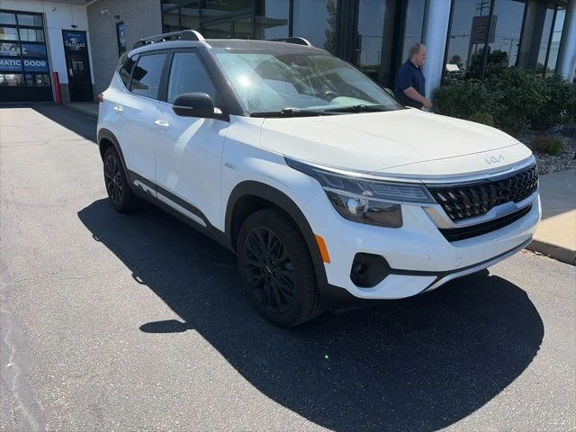 Used 2022 White Kia Nightfall image 4