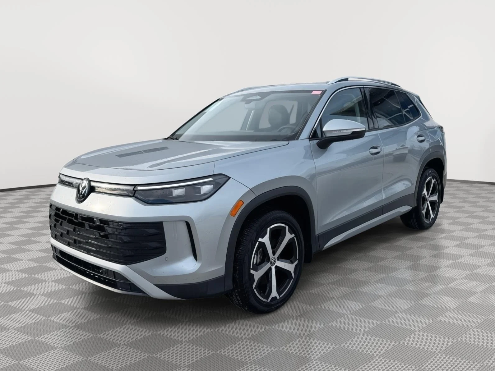 2025 Volkswagen Tiguan SE - Photo 13