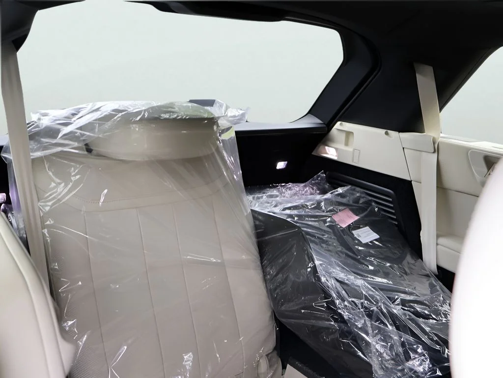 New 2026 Ostuni Pearl Wht Prem Met Land Rover Autobiography image 13