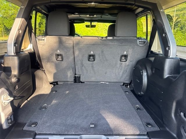 Used 2020 Silver Jeep Unlimited Sahara image 7