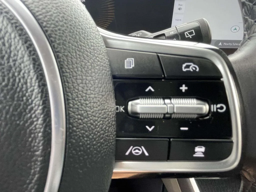 Used 2025 Snow White Pearl Kia LXS image 21