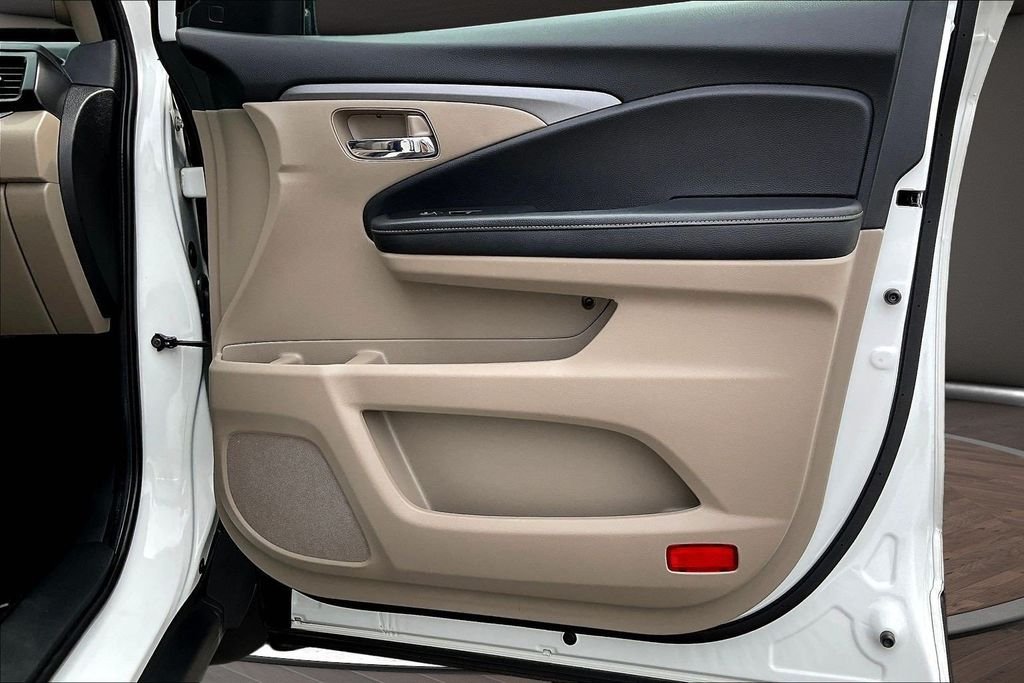 Used 2023 White Honda RTL image 32
