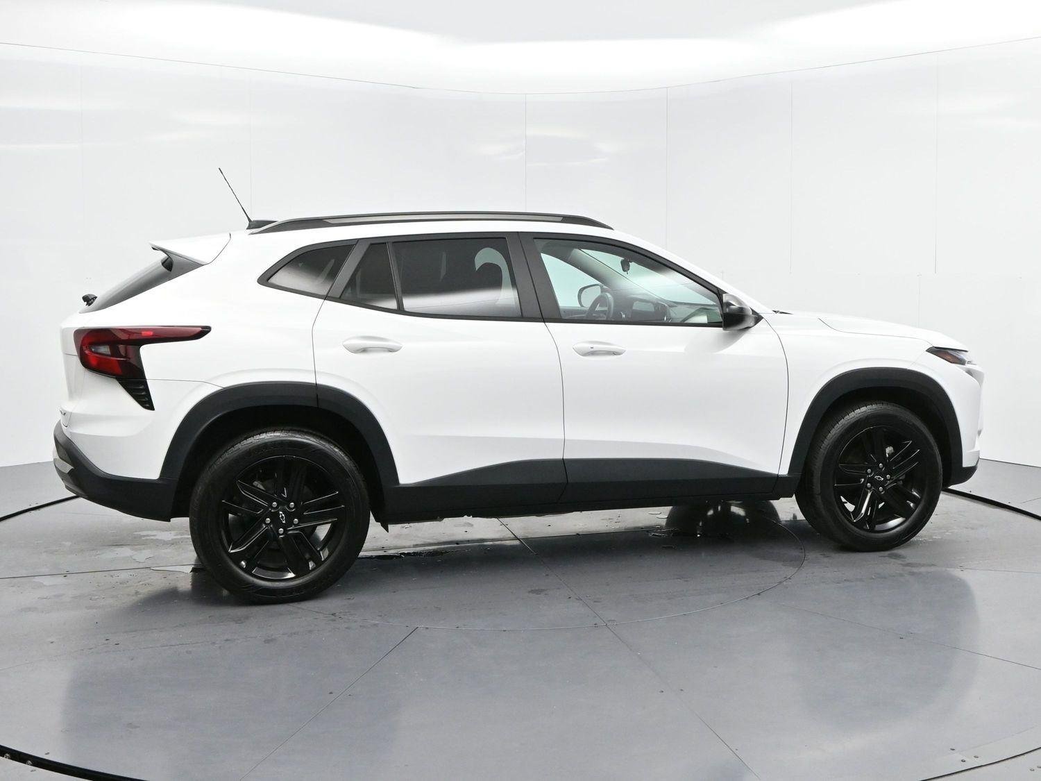 Used 2025 Summit White Chevrolet ACTIV image 8