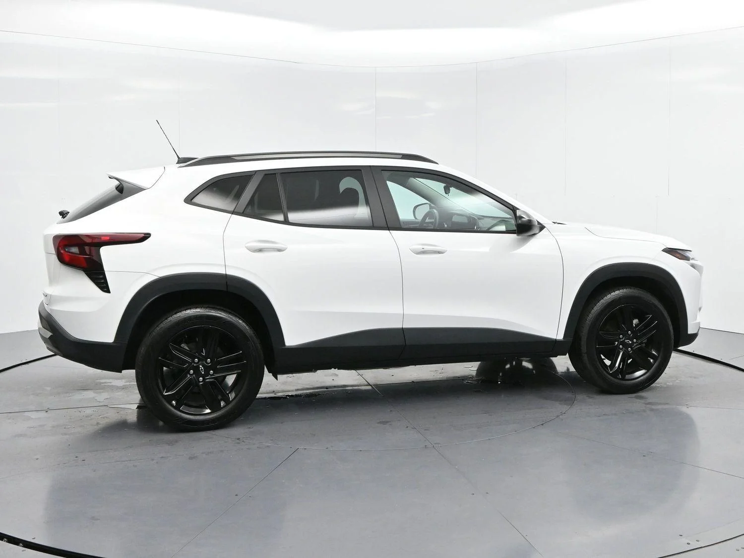 Used 2025 Summit White Chevrolet ACTIV image 8