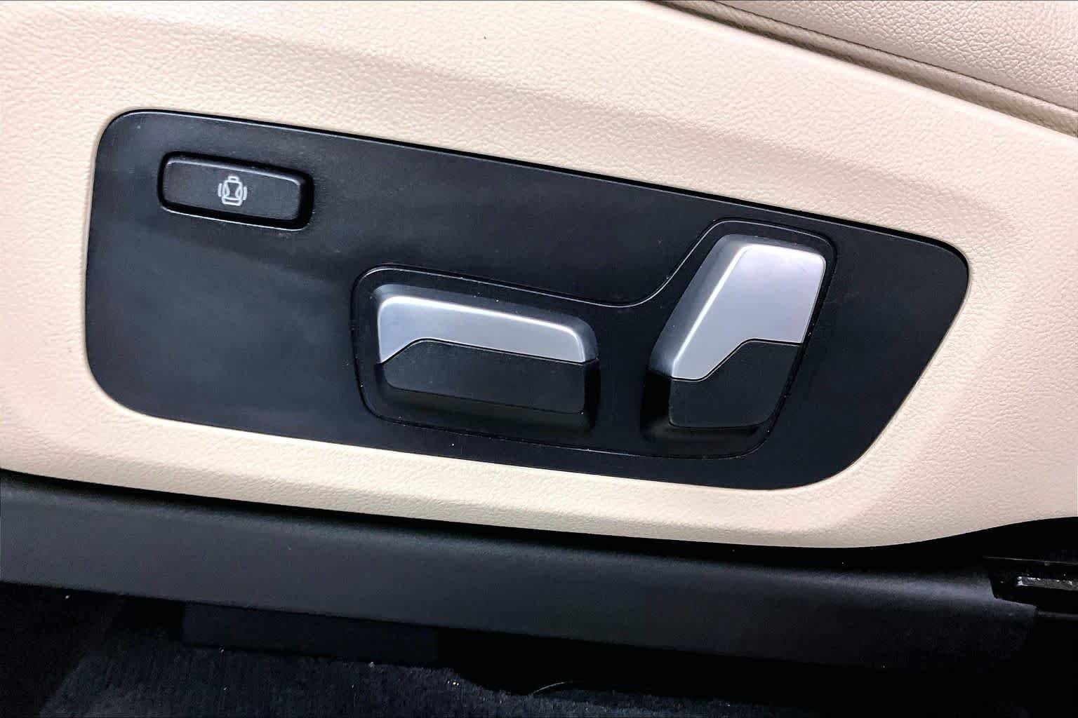 Used 2019 Alpine White BMW sDrive30i image 33