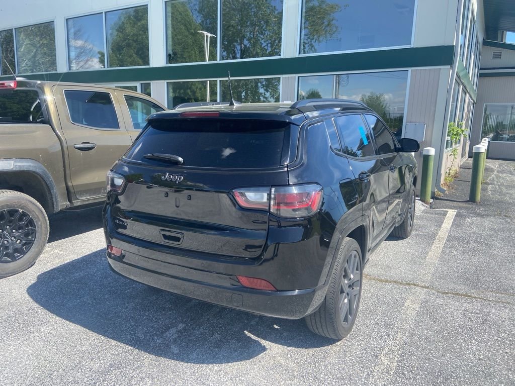 Used 2024 Diamond Black Crystal Pearlcoat Jeep Limited image 5