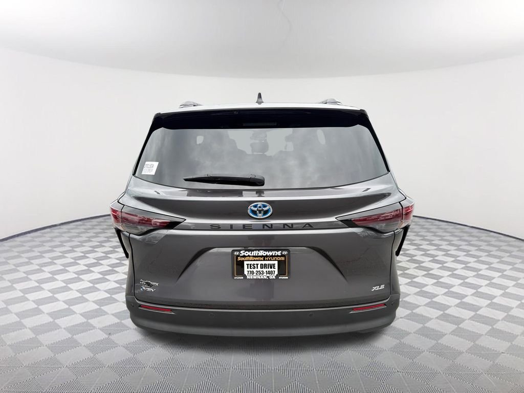 2025 Toyota Sienna XLE - Photo 6