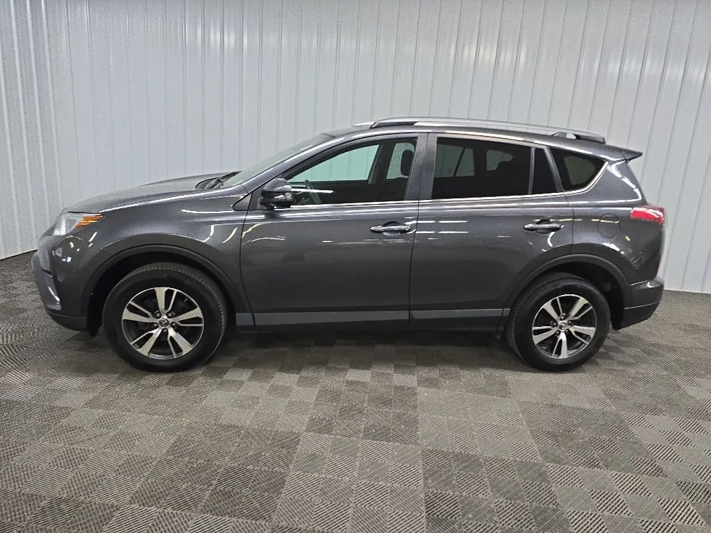 Used 2018 Gray Toyota XLE image 5