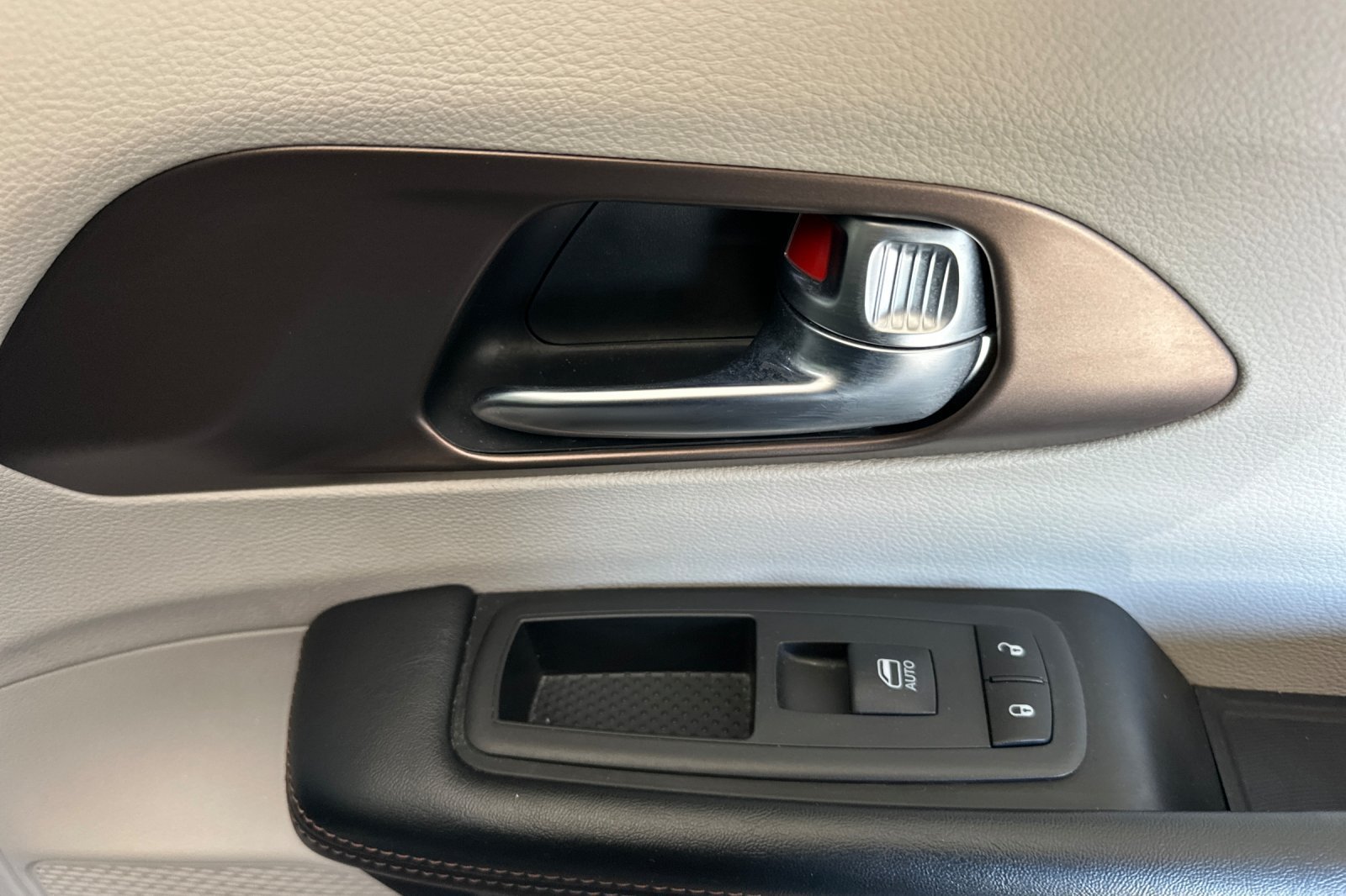 Used 2019 Black Chrysler Touring L image 19