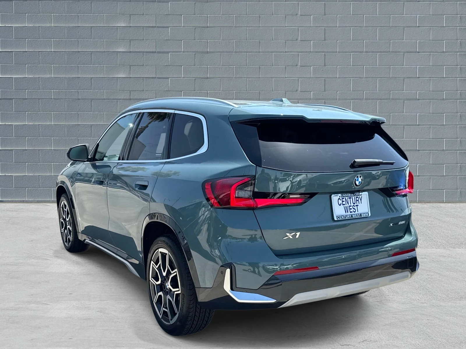 New 2026 Cape York Green Metallic BMW xDrive28i image 4