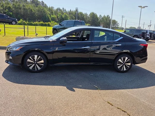Used 2022 Black Nissan 2.5 SV image 4