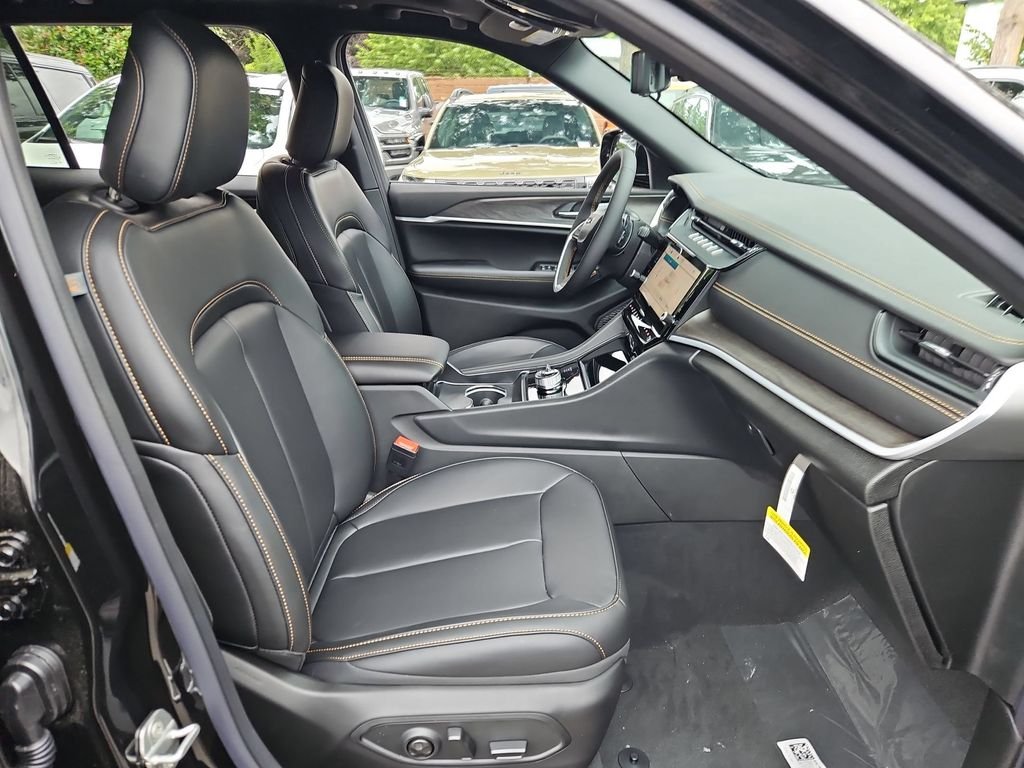 New 2026 Diamond Black Crystal Pearl-Coat Exterior Paint Jeep  image 16