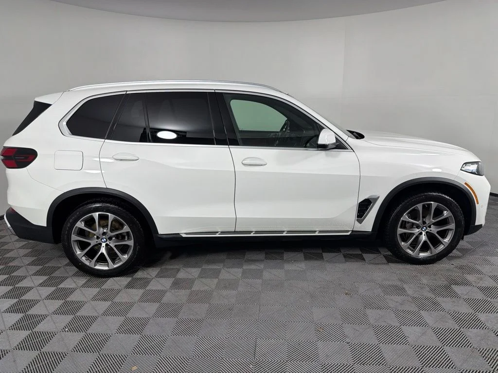 Certified Used 2026 Alpine White BMW xDrive40i image 4
