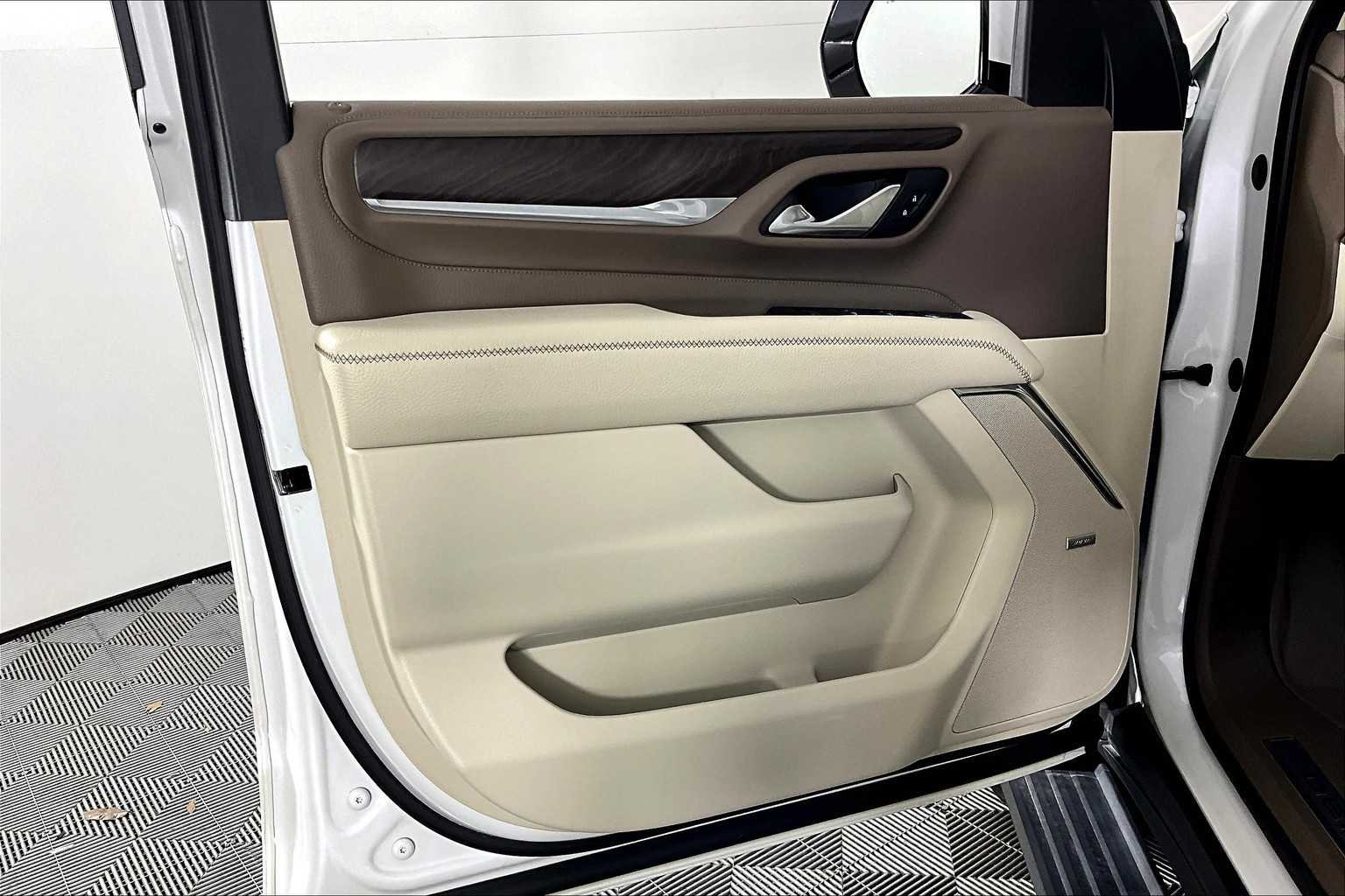 Used 2022 White Frost Tricoat GMC Denali image 21