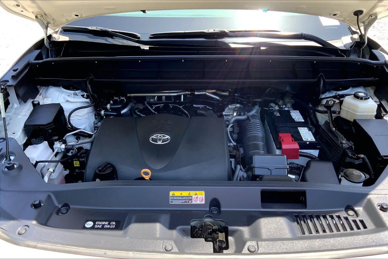 Used 2022 Wind Chill Pearl Toyota LE image 30