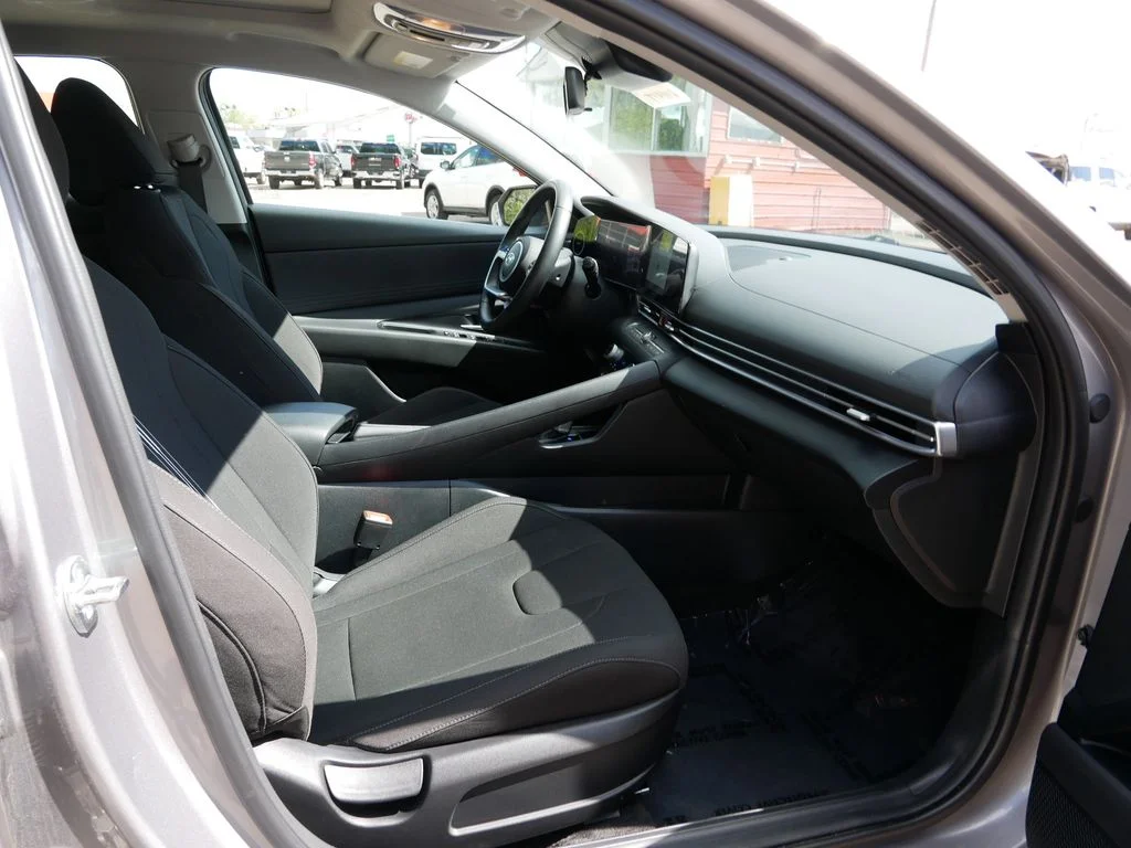 Certified Used 2025  Hyundai SEL Convenience image 8