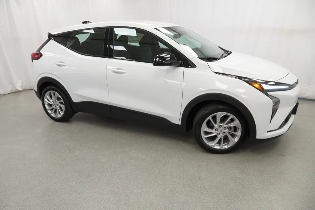 New 2027 Summit White Chevrolet LT image 6