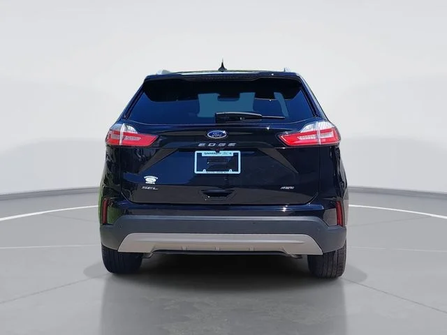 Used 2022 Black Ford SEL image 4