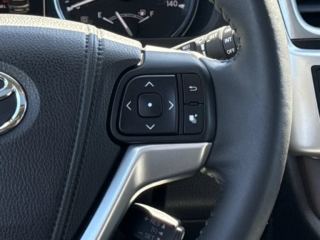 Used 2015 Black Toyota XLE V6 image 14