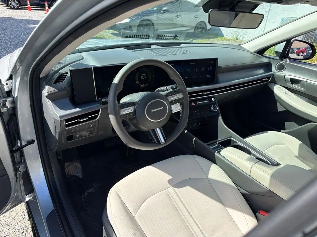 Used 2024 Silver Hyundai SEL image 29