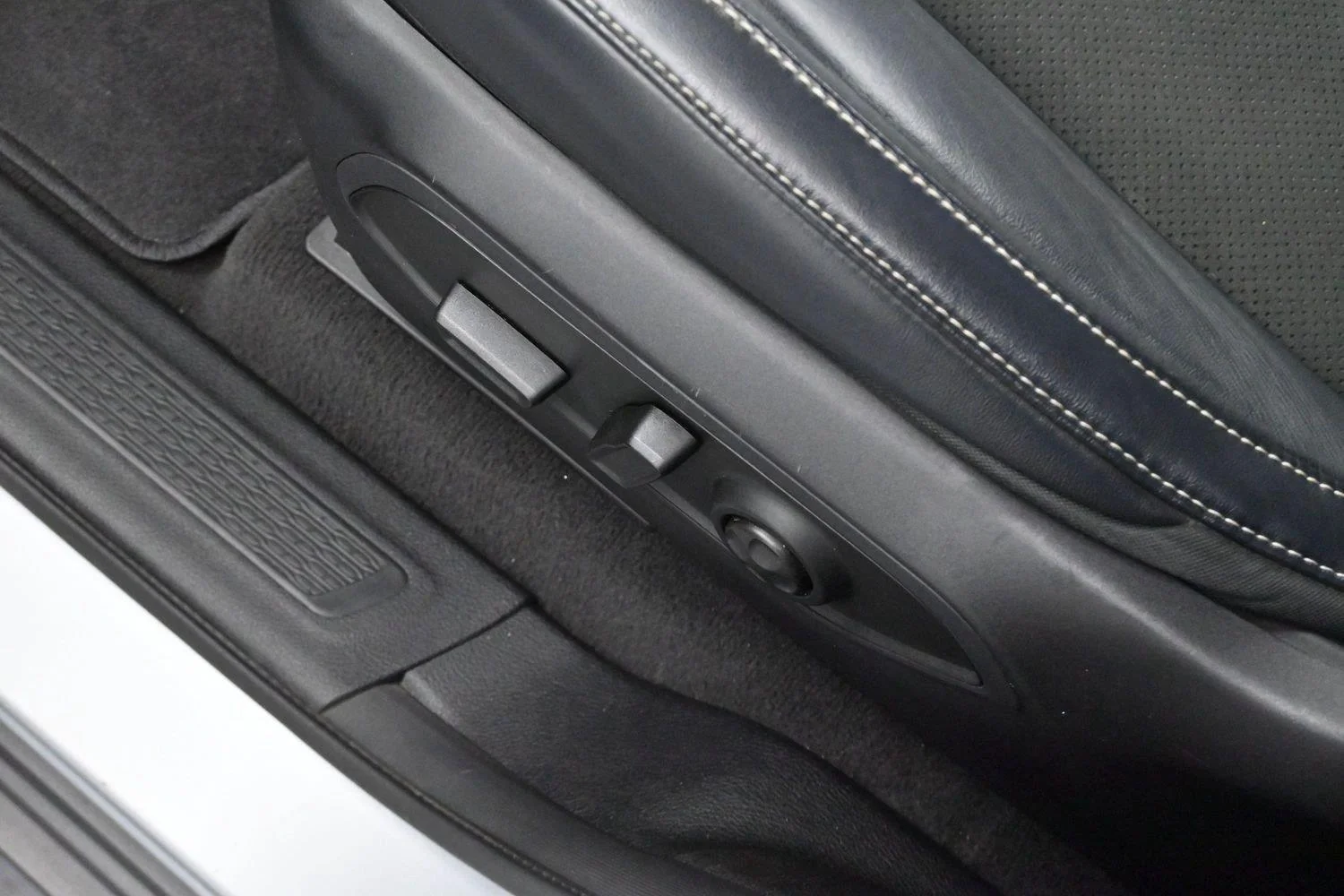 Used 2021 Silver Jeep Altitude image 13