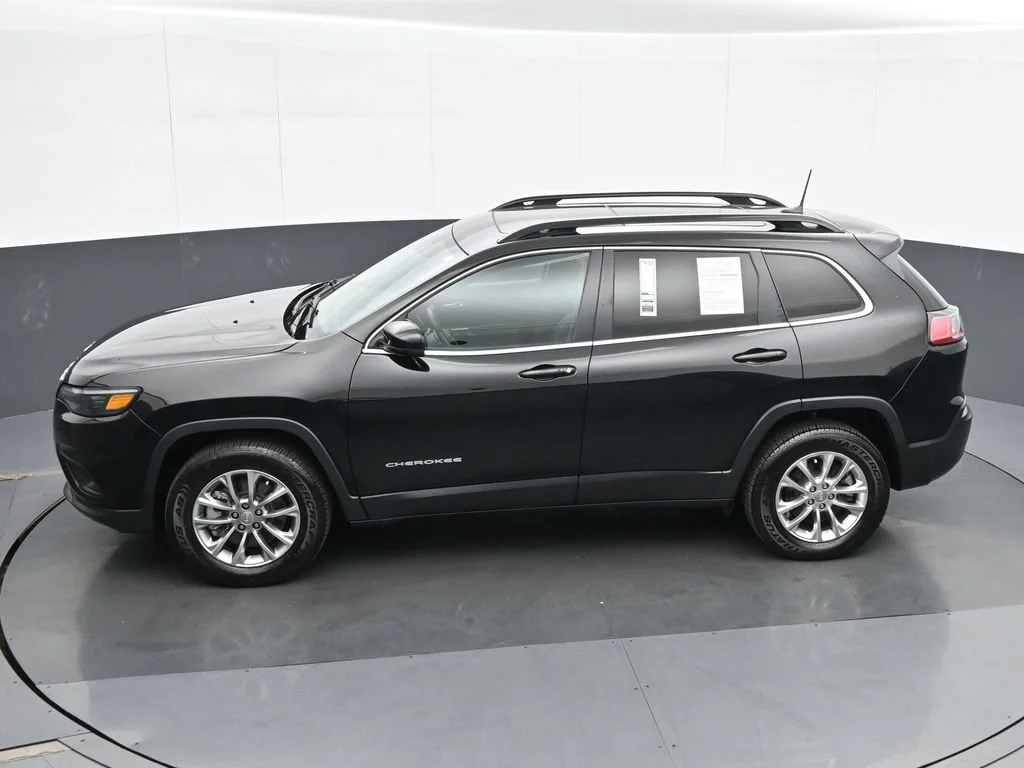 Used 2022 Black Jeep Latitude Lux image 18