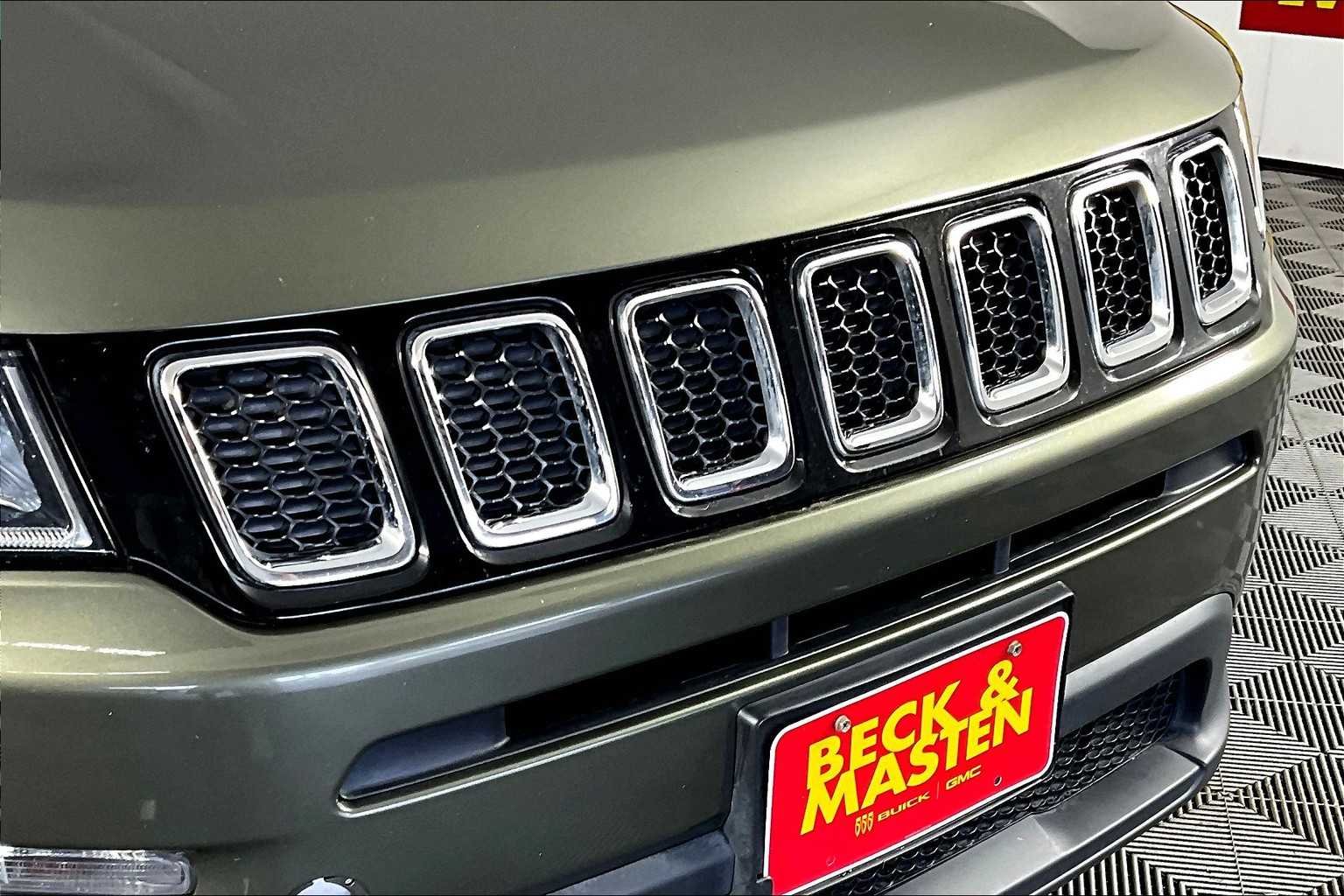 Used 2018 Olive Green Pearlcoat Jeep Latitude image 27