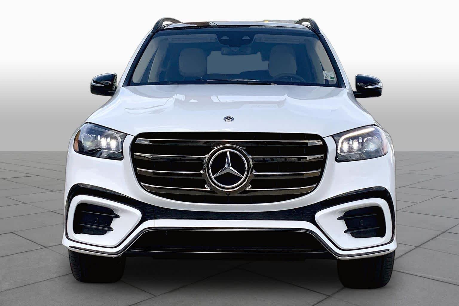New 2026 MANUFAKTUR Moonlight White Metallic Mercedes-Benz GLS 580 image 3