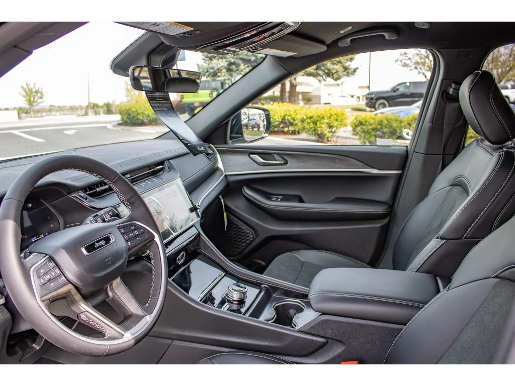 New 2026 SILVER ZYNITH Jeep Laredo Altitude image 32